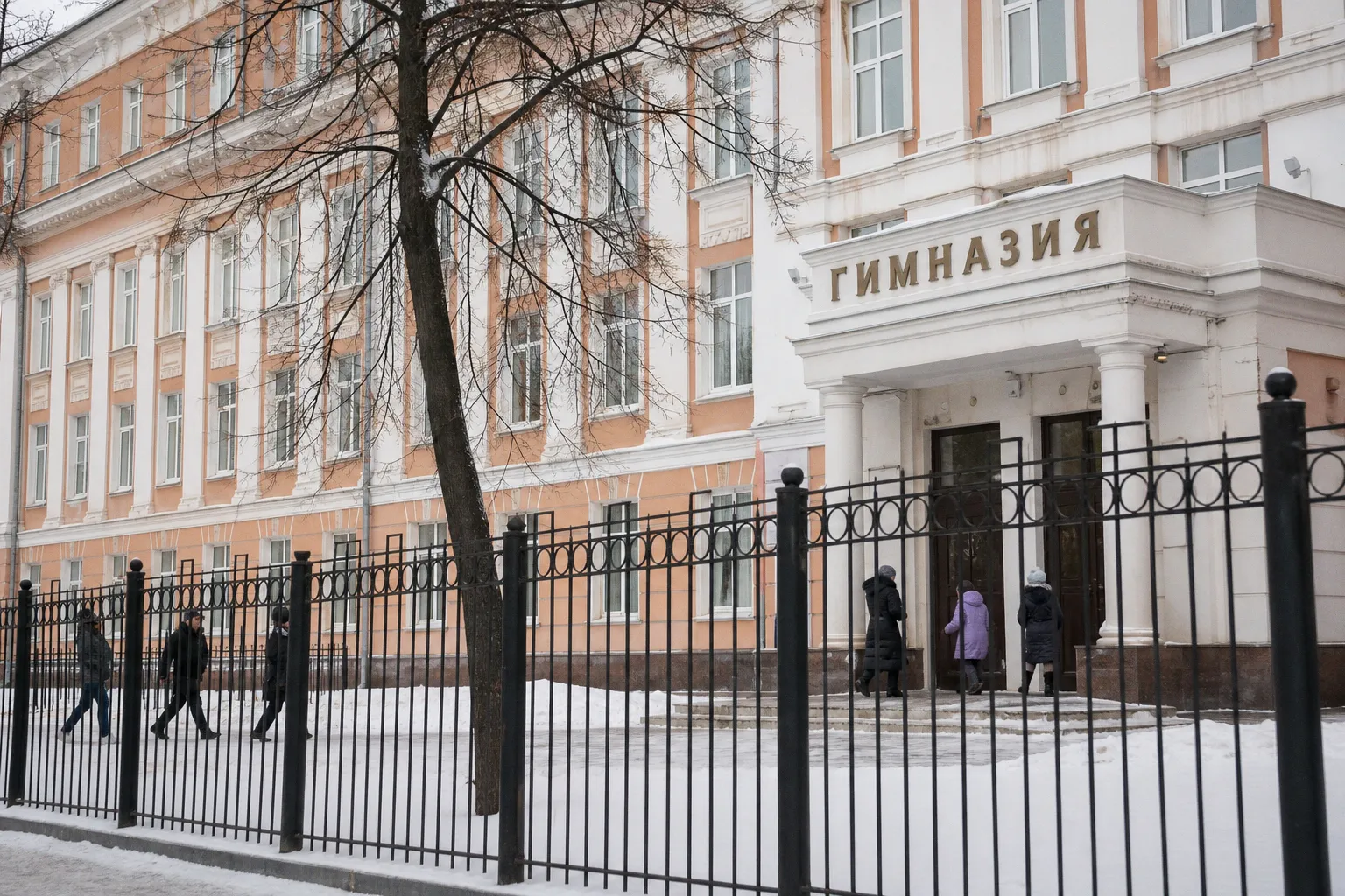 Роль учителя в эпоху ИИ: почему нейросети не заменят педагога в обучении